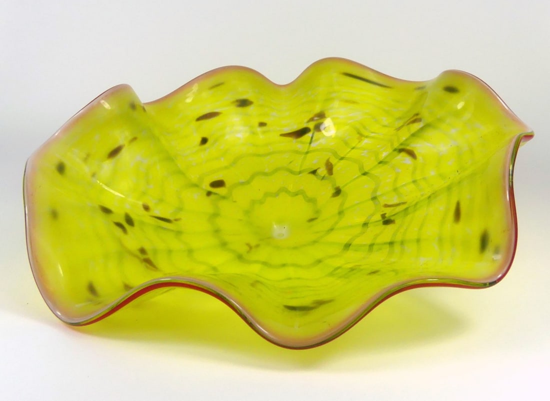 DALE CHIHULY [AFTER] ART GLASS SEA FORM: Art glass sea form after Dale Chihuly. Signed. Measures 13" x 13" x 4".