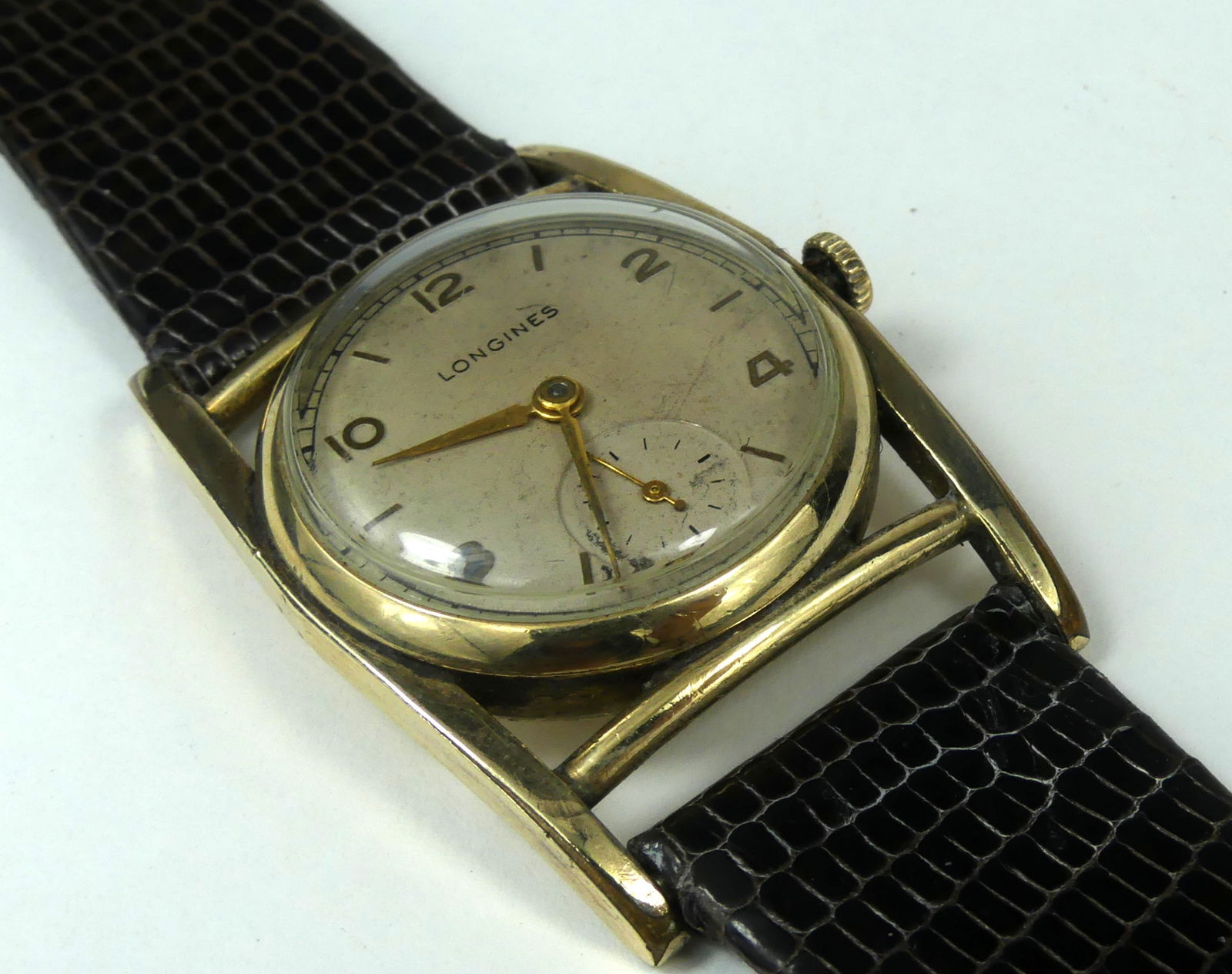 LONGINES MEN'S MAINLINER WRISTWATCH: Longines men's Mainliner wrist watch. 17j; cal 10L; gold filled. Circa 1945. Italian lizard band. Case measures approx 26mm; lug to lug 38mm; overall length 9 1/8".