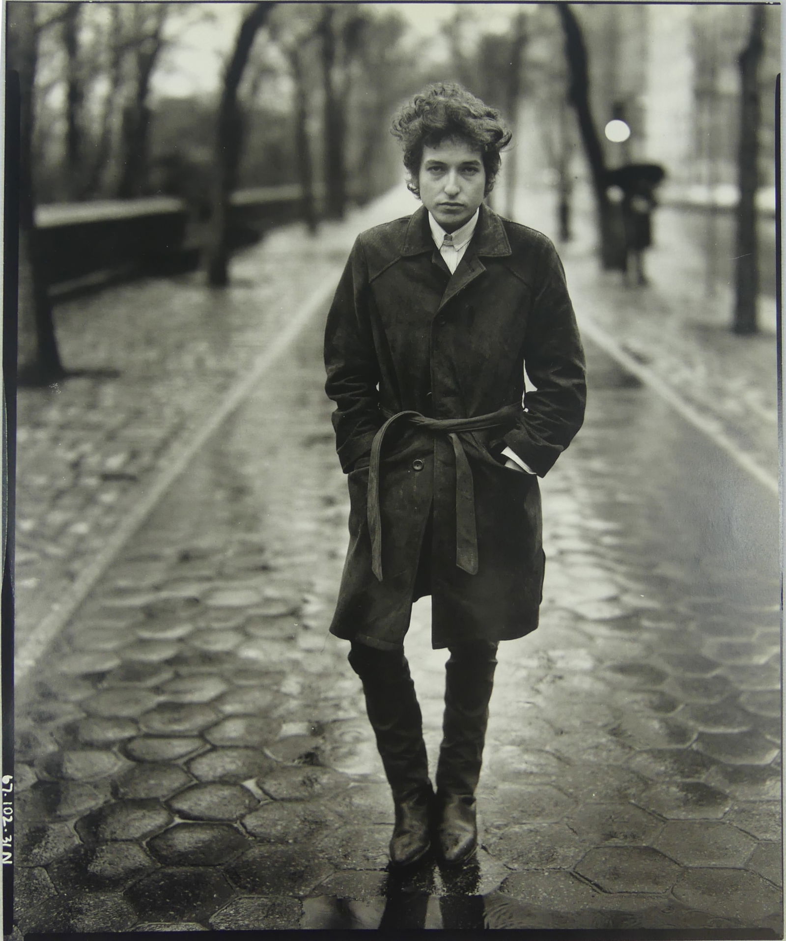 RICHARD AVEDON 'BOB DYLAN, CENTRAL PARK' PHOTO: Richard Avedon photo-litho depicting Bob Dylan in Central Park. Mounted. Sheet measures 12 1/8" x 9 3/4".