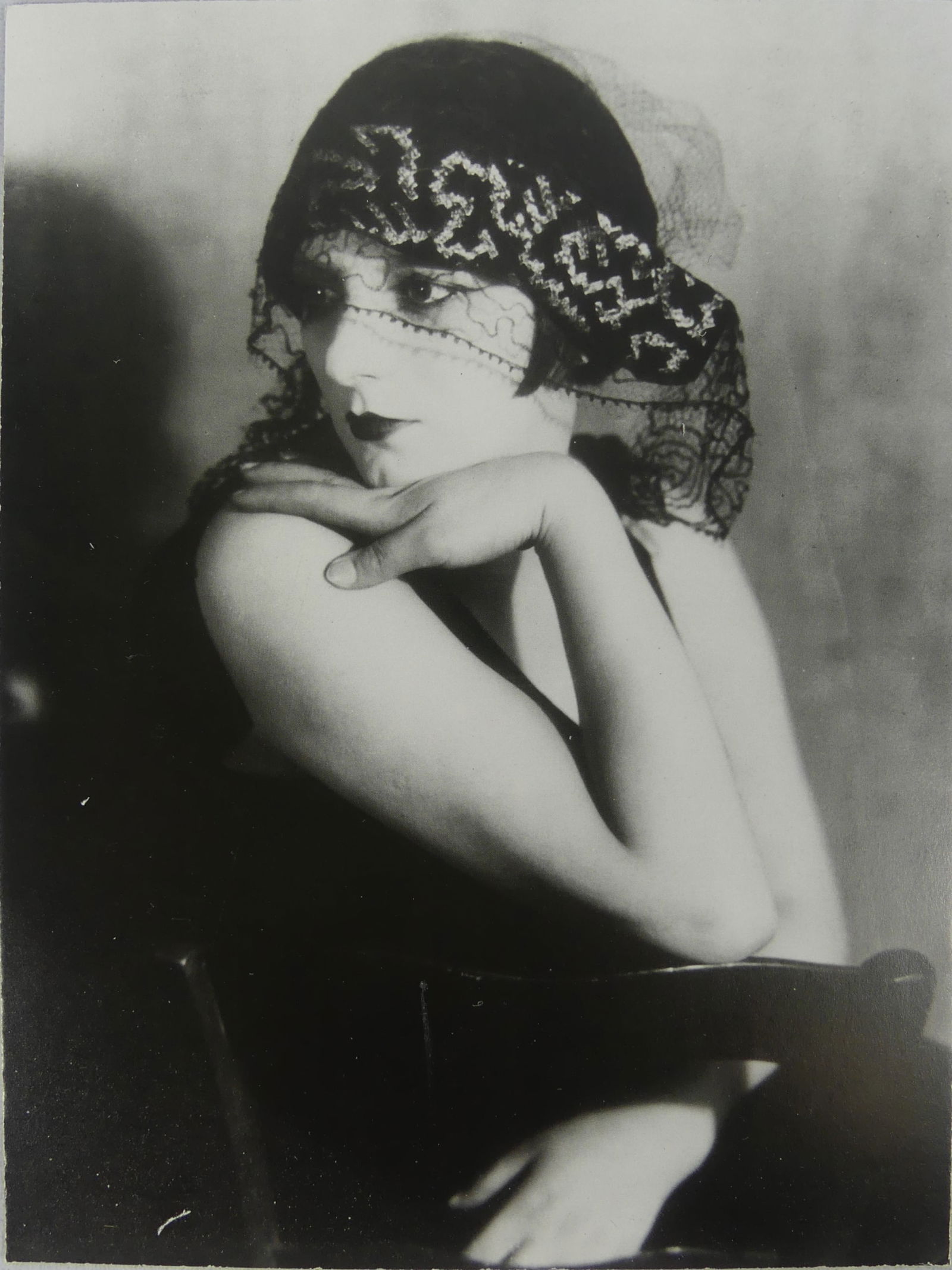 MAN RAY 'KIKI DE MONTPARNASSE' PHOTO PRINT: Man Ray 'Kiki de Montparnasse' photo print. Mounted. Measures 10" x 7 1/2".