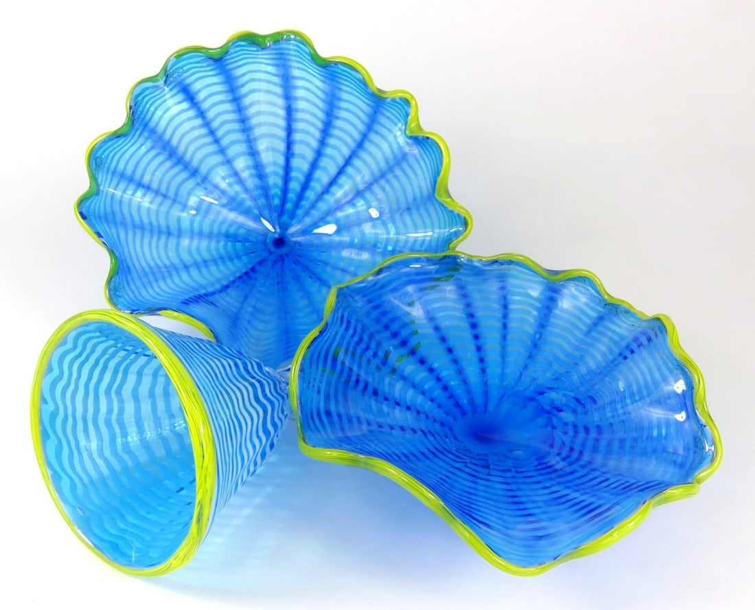 3pc DALE CHIHULY [AFTER] ART GLASS SEA FORM: Three piece art glass sea form after Dale Chihuly. Each piece is signed. Largest measures 8" x 7 1/2" x 4 1/2".