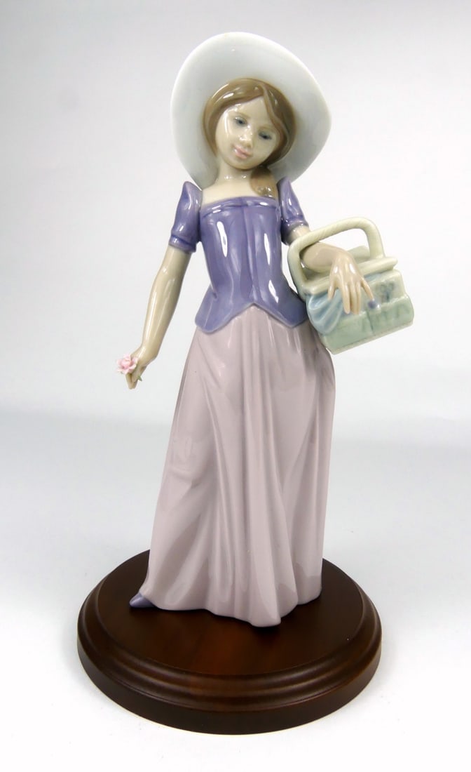 LLADRO 'TAILOR MADE' PORCELAIN FIGURINE w BOX (1 of 8)