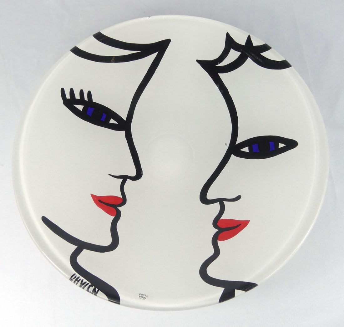 ULRICA HYDMAN VALLIEN KOSTA BODA 'OPEN MINDS': Ulrica Hydman Vallien for Kosta Boda 'Open Minds' glass bowl. Signed to lower edge. Measures 14 1/2" x 14 1/2" x 2".