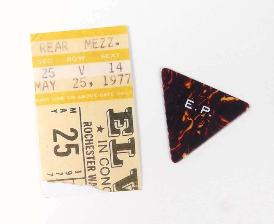 ELVIS PRESLEY OWNED FAUX TORTOISE GUITAR PICK (1 of 5)