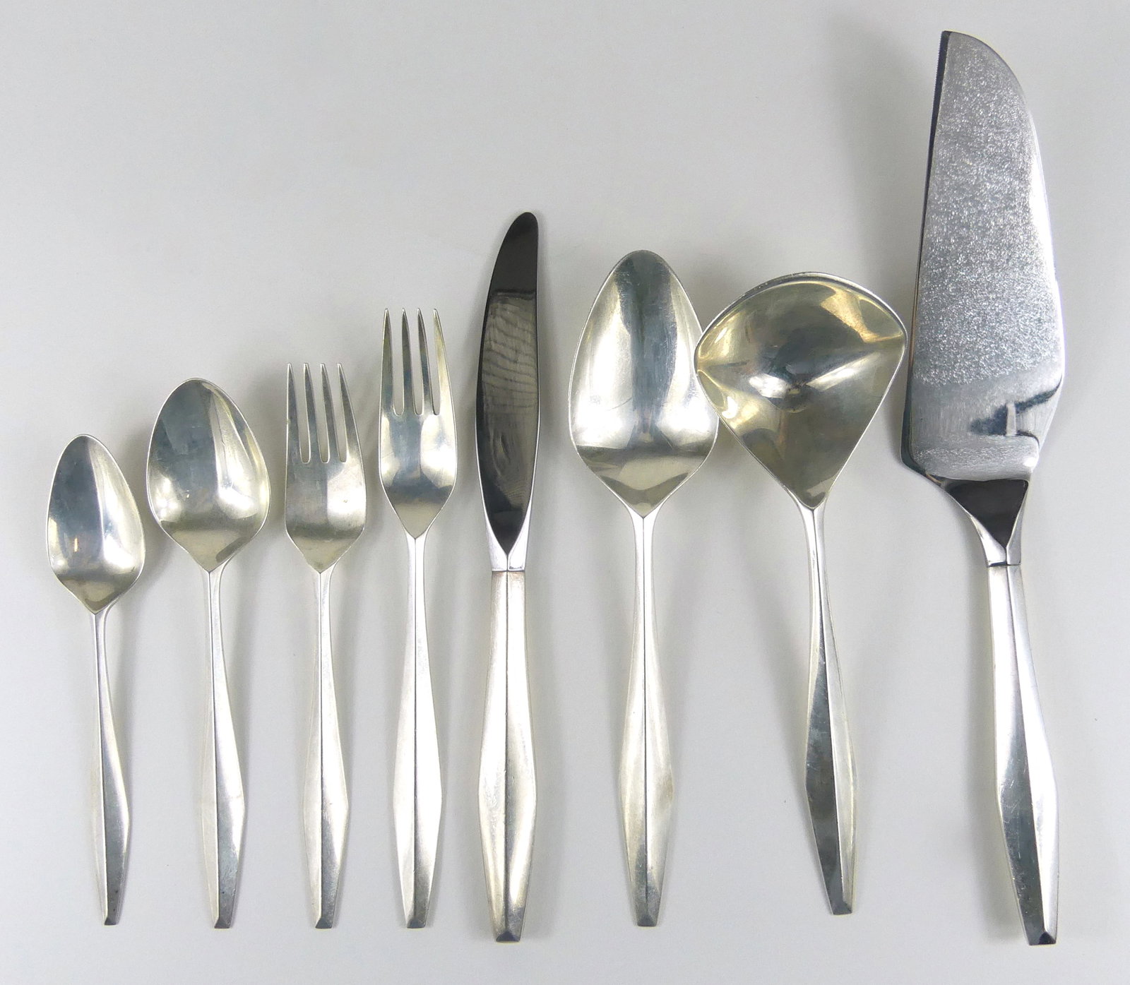 42pc REED & BARTON 'DIAMOND' STERLING FLATWARE (1 of 8)