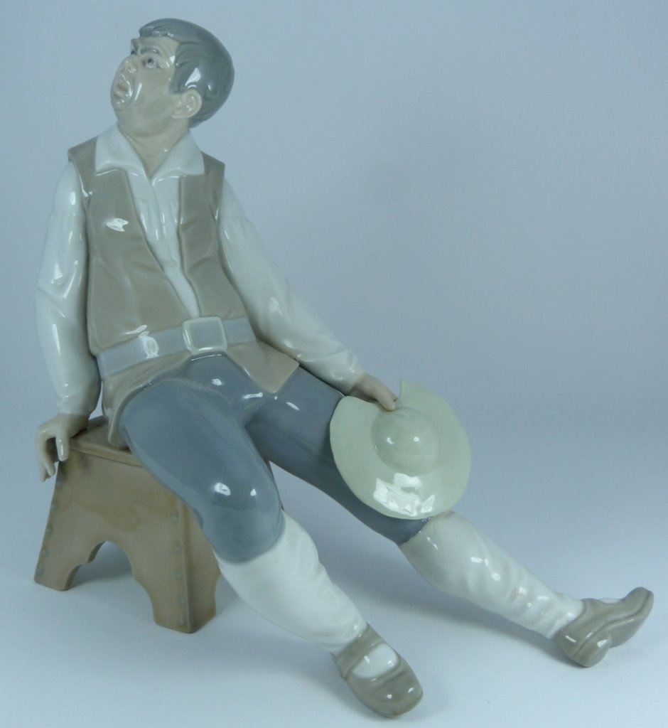 LLADRO RETIRED PORCELAIN "MAN ON STOOL" STATUE (1 of 7)