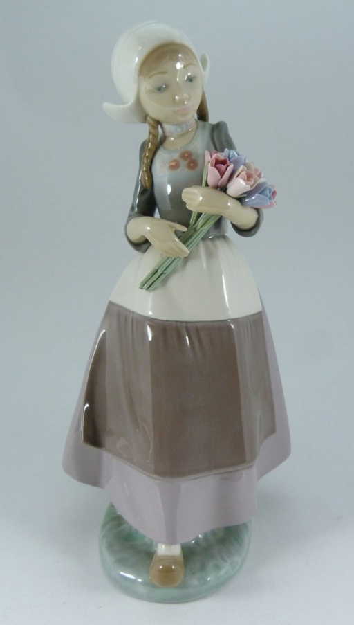 LLADRO RETIRED #5065 "DUTCH GIRL w/ TULIPS" FIGURE