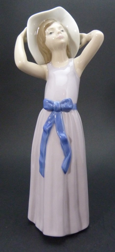 LLADRO #5011 GIRL HOLDING HAT PORCELAIN FIGURE (1 of 7)