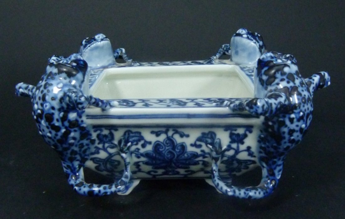 CHINESE BLUE & WHITE PORCELAIN FROG BRUSH WASHER (1 of 8)