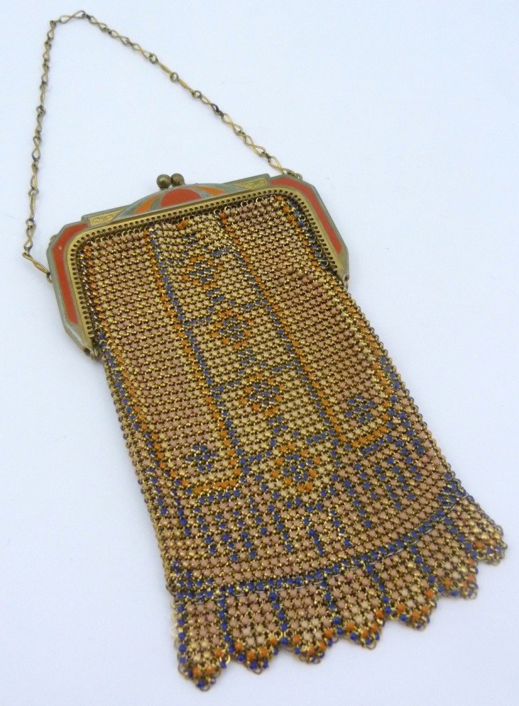 1920's WHITING&DAVIS ART DECO MESH METAL PURSE: 1920's Whiting & Davis art deco metal mesh purse. Measures 6" (15.24cm) height by 4" (10.16cm), total weight 100g.