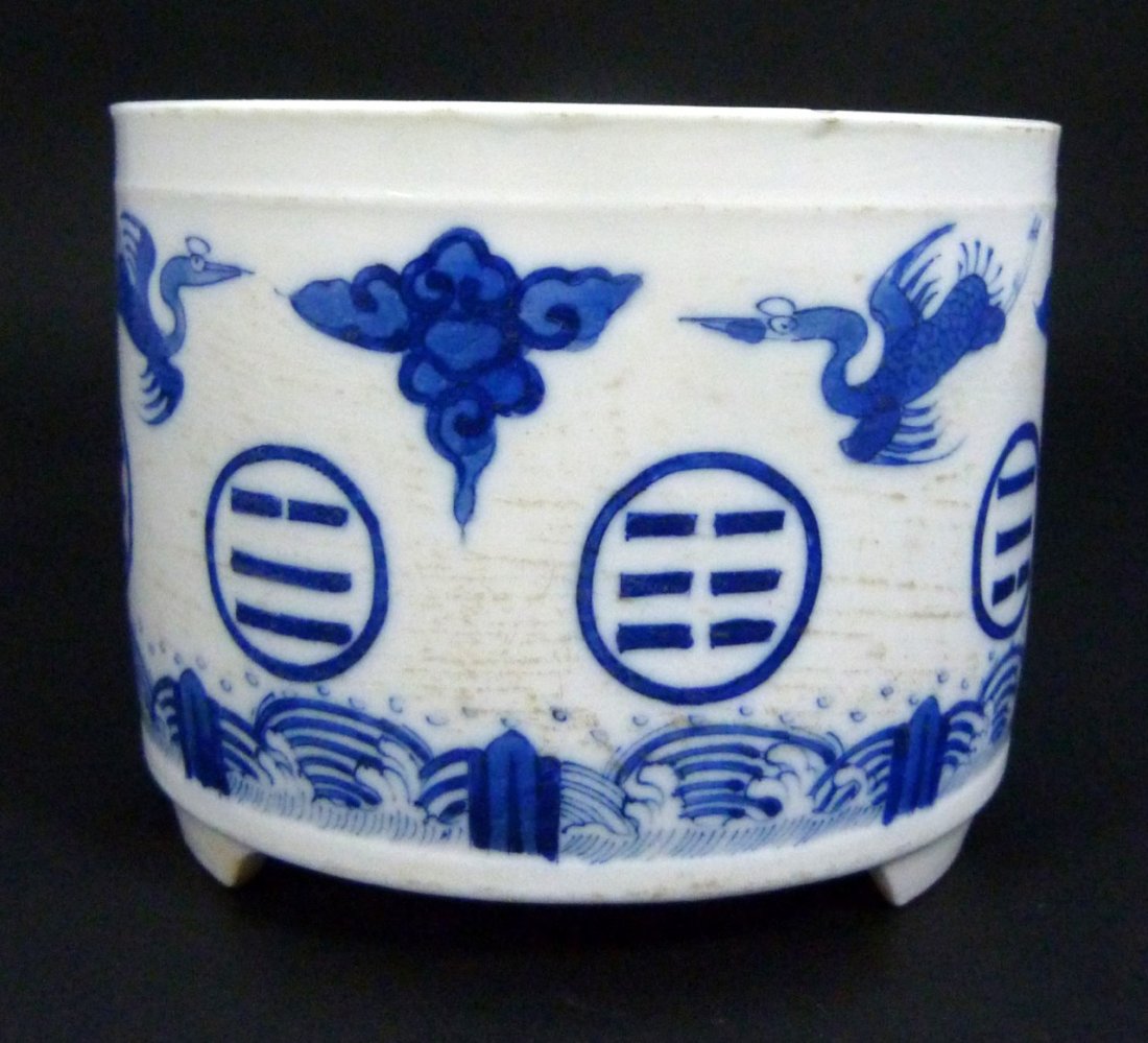 CHINESE BLUE & WHITE PORCELAIN BRUSH POT: Chinese blue & white porcelain brush washer. Holds calligraphy marks to bottom. Measures 3" (7.62cm) height by 4" (10.16cm) width, total weight 317.9g.