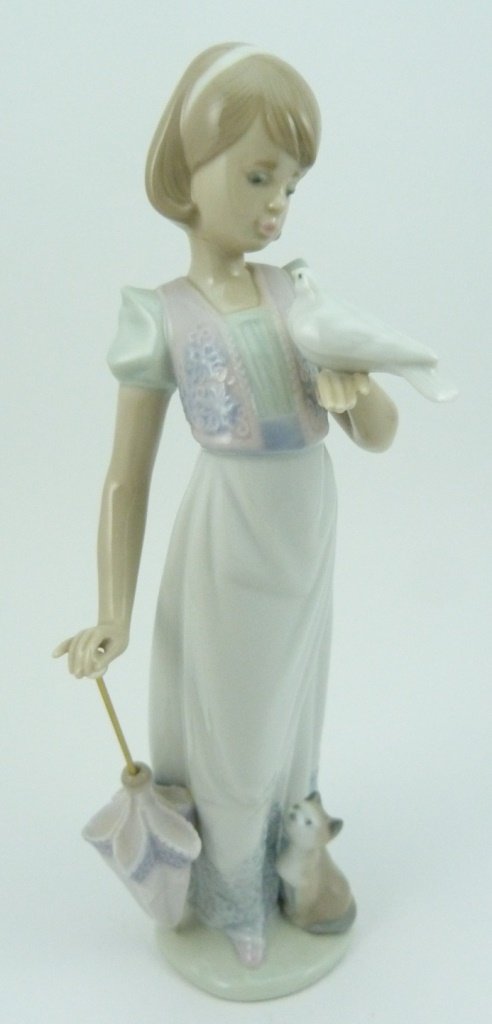 LLADRO "SUMMER STROLL" #7611 STATUE (1 of 8)