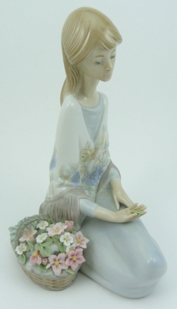 LLADRO #7607 "FLOWER SONG" 1988 RETIRED STATUE (1 of 7)