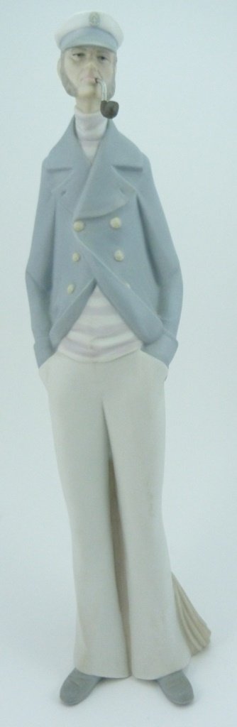 LLADRO #4154 "SEA CAPTAIN" PORCELAIN FIGURE: Lladro #4154 "Sea Captain" retired porcelain figurine. Measures 15' (38cm), total weight 858g.