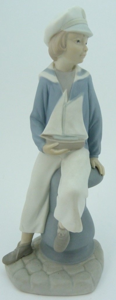 LLADRO #4810 RETIRED "BOY WITH YACHT" FIGURE (1 of 7)