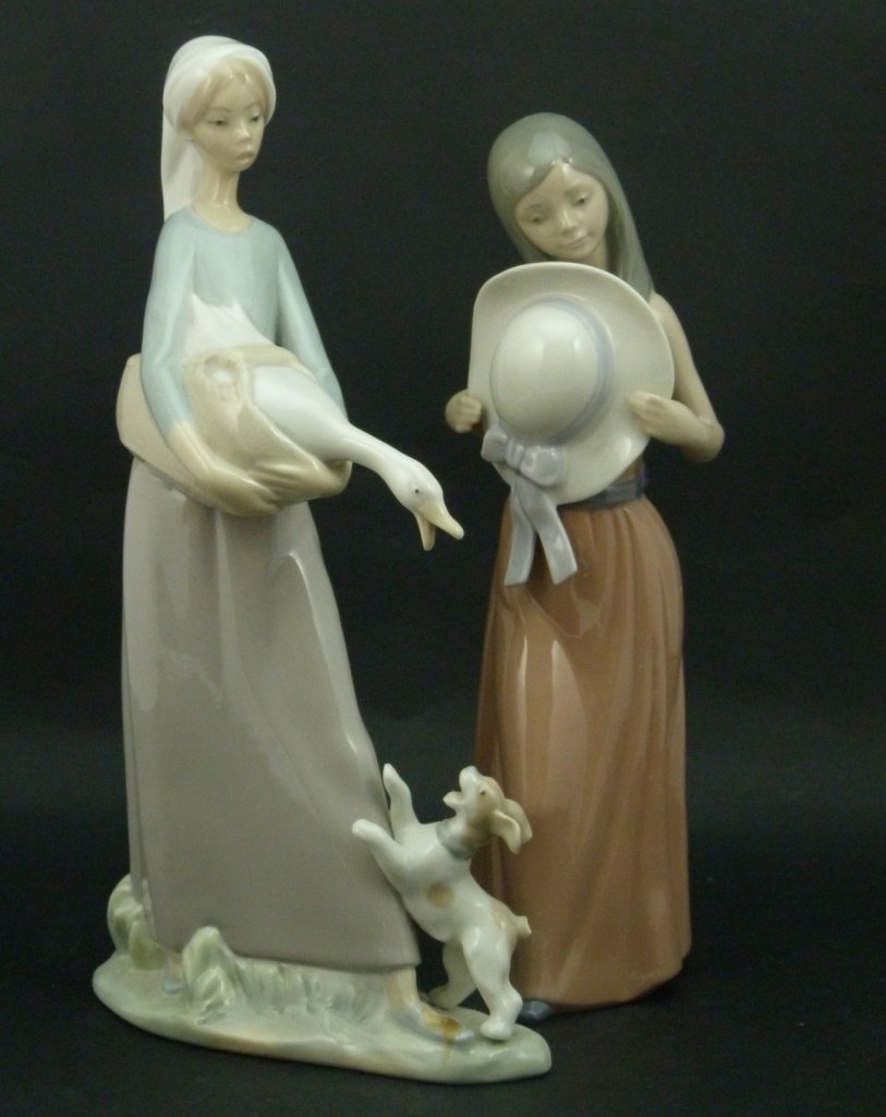 TWO RETIRED LLADRO PORCELAIN FIGURES (1 of 8)