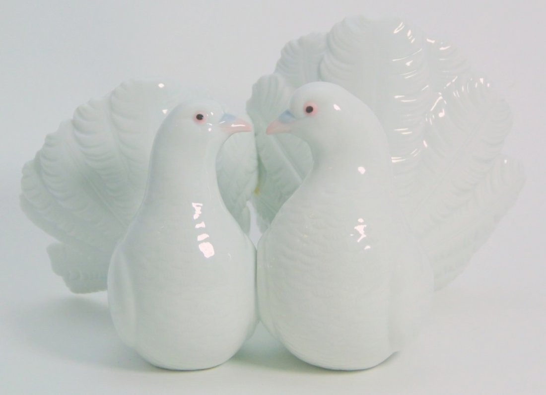 LLADRO #1169 RETIRED "DOVES" PORCELAIN FIGURE (1 of 8)