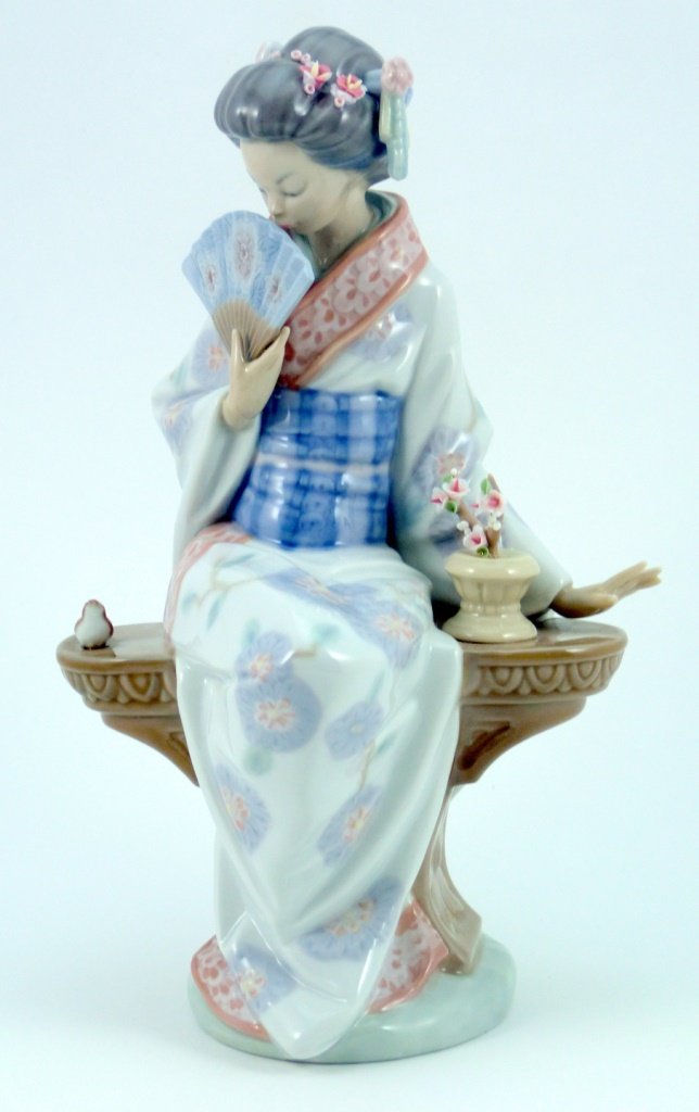 LLADRO GEISHA w FAN #4807 PORCELAIN FIGURE (1 of 8)