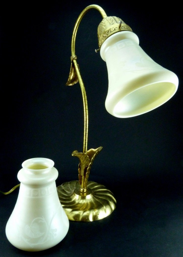 2pc STEUBEN CALCITE ETCHED SHADES w DESK LAMP (1 of 8)