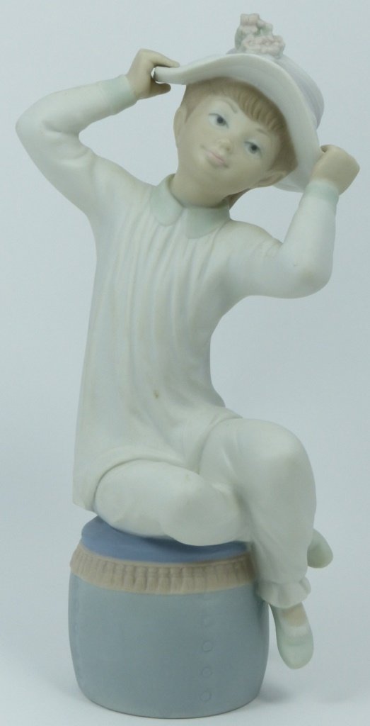 RETIRED LLADRO #1481 "GIRL WEARING HAT" (1 of 7)