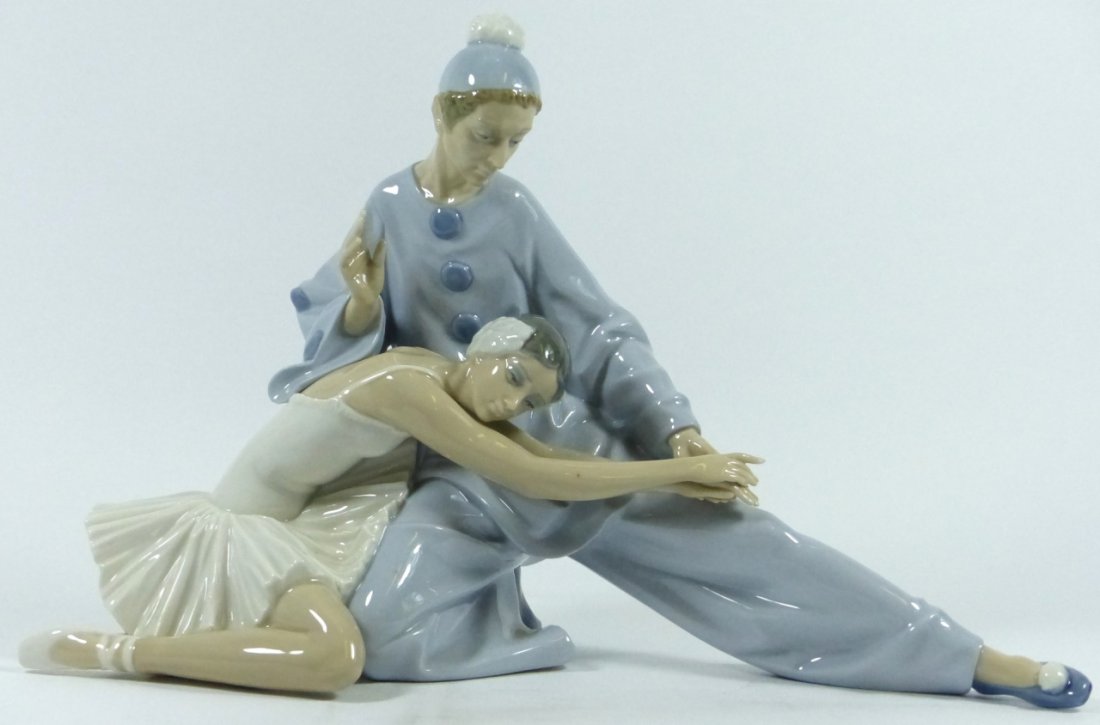 RETIRED LLADRO #4935 "CLOSING SCENE" FIGURINE (1 of 10)