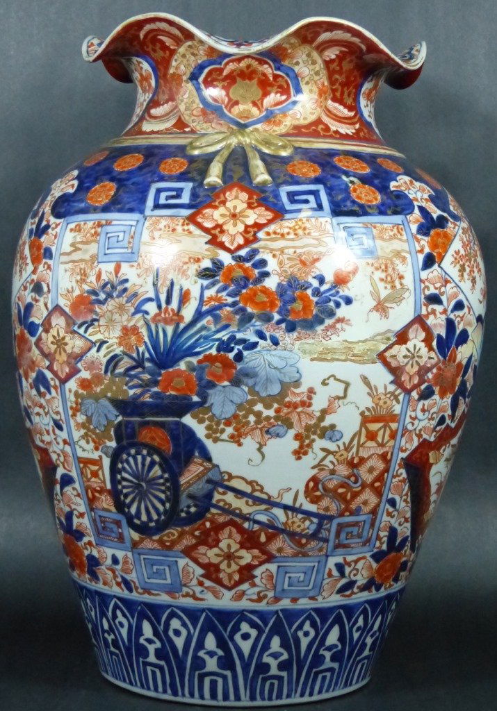 LARGE ANTIQUE JAPANESE IMARI PORCELAIN VASE (1 of 10)