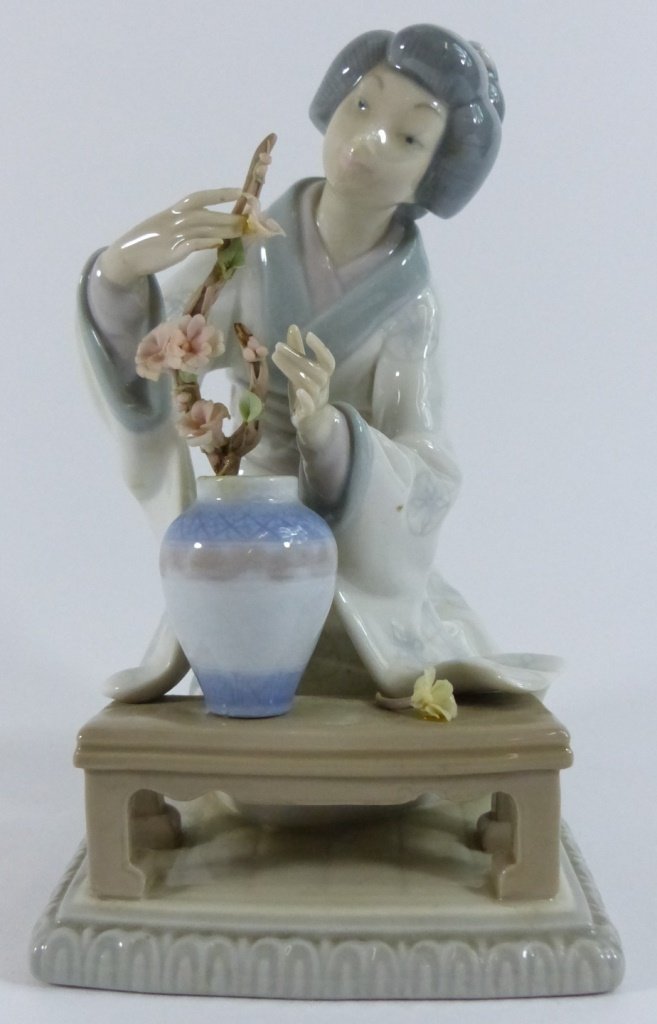 RETIRED LLADRO #4840 "ORIENTAL GIRL" FIGURINE (1 of 10)