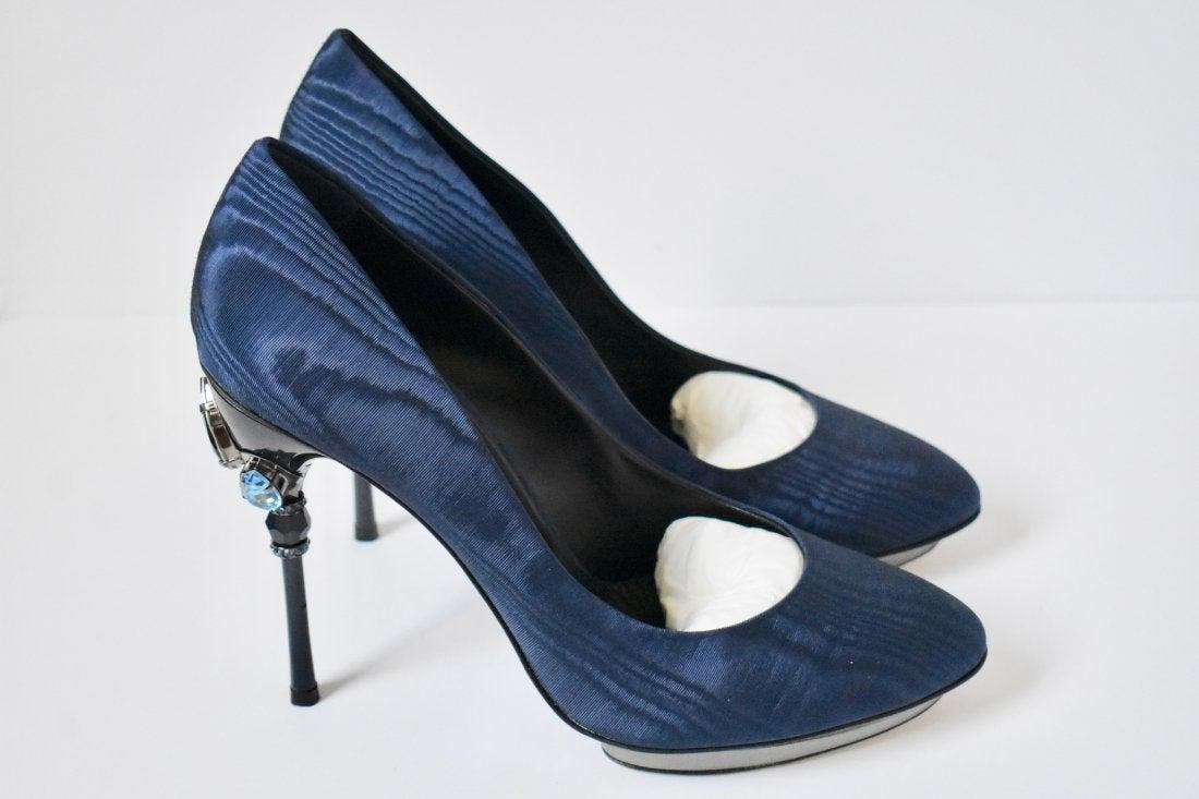 NIB Oscar de la Renta Italy Navy Moire Heel Pump: This item above is a pair of Oscar de la Renta Italy Navy Moire Colette Crystal Jewel Heel Pumps Shoes 40. NEW IN BOX Size 40 EU Outsole Length8.5" Outsole Width2.75" Insole Length10" Heel Height5"