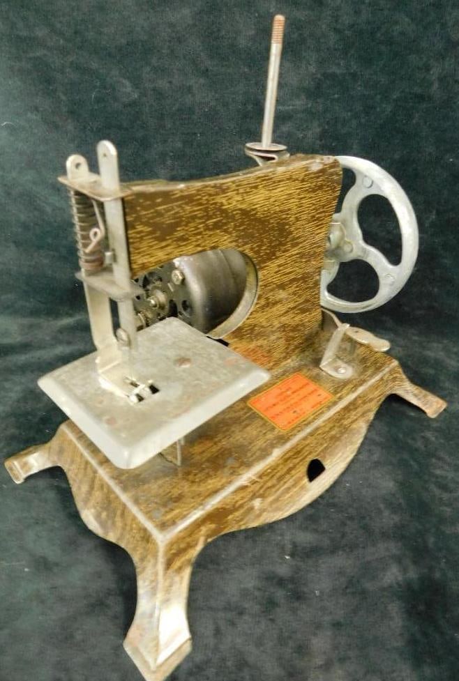Vintage Lindstroms "Little Miss" Electric Sewing Machine No Cord (1 of 8)