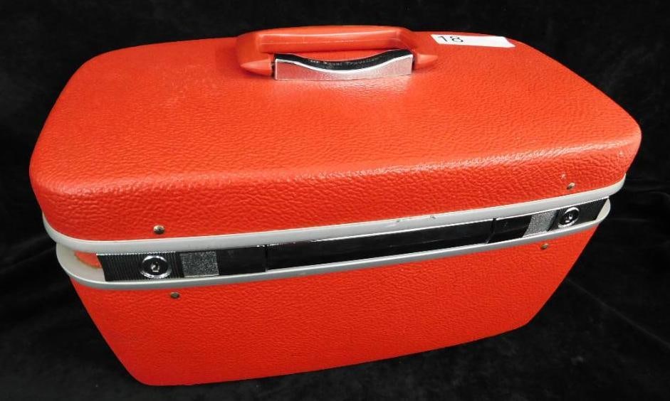 Vintage Royal Traveler Train / Make-Up Case with Key and Tray (1 of 8)