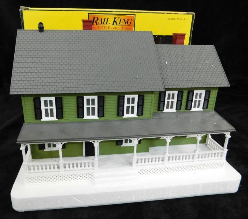 Rail King - MTH - O Gauge Model Trains - #30-90185 - Country House Green w/ Black Shutter (1 of 8)