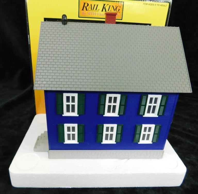 Rail King - MTH - O Gauge Model Trains - #30-90428 - Row House Green w/ Black Shutters (1 of 7)