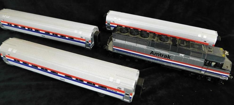 MTH - O Gauge Model Trains - Amtrak Locomotive with 3 Passenger Cars: See Photos for Details and Condition