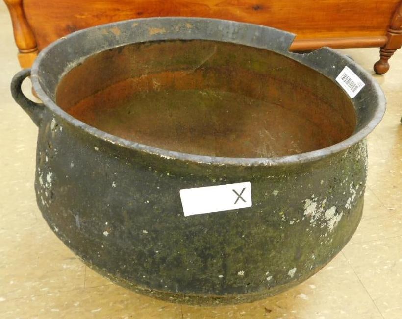 Cast Iron 3 Footed Kettle - Chunk Out of Lip (1 of 8)