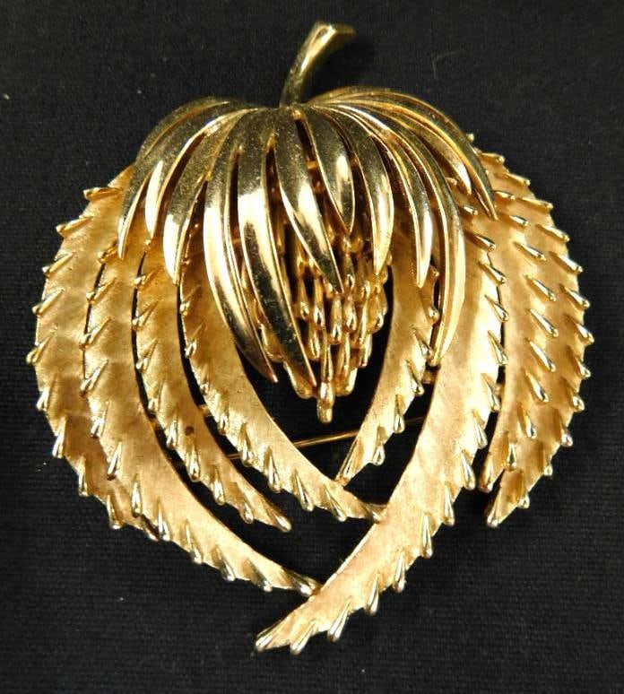 Costume Jewelry - Signed Trifari - Brooch (1 of 8)