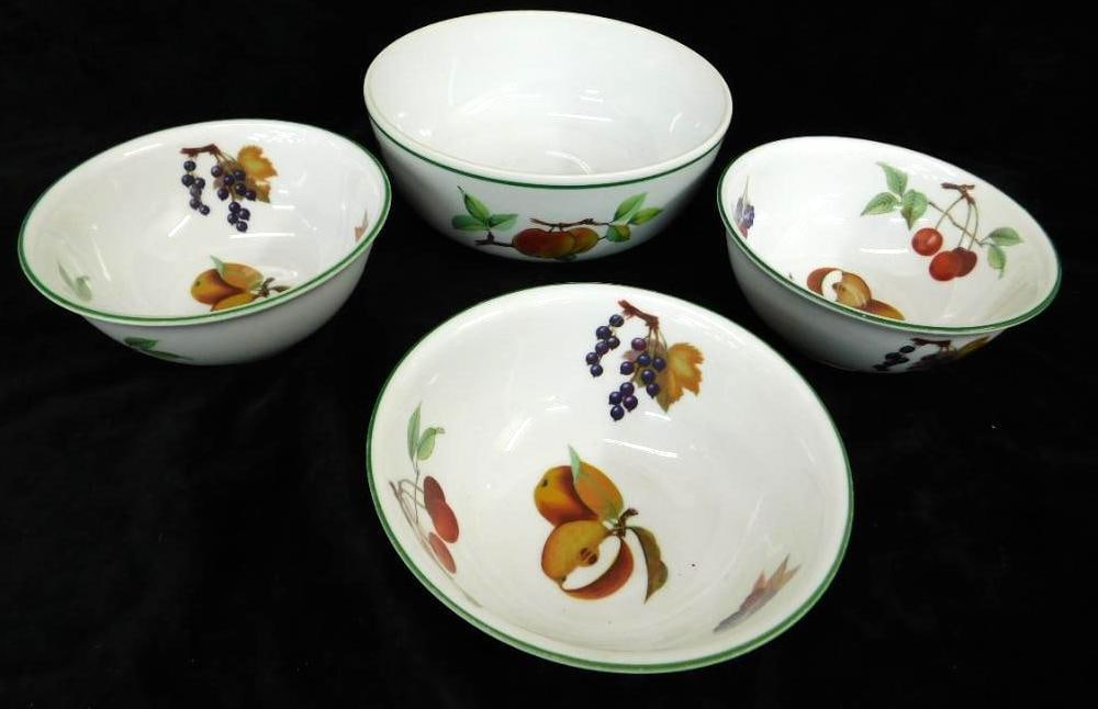 Royal Worcester - Evesham Pattern - Green Rim - 1-8" Bowl - 3-6" Bowls (1 of 11)