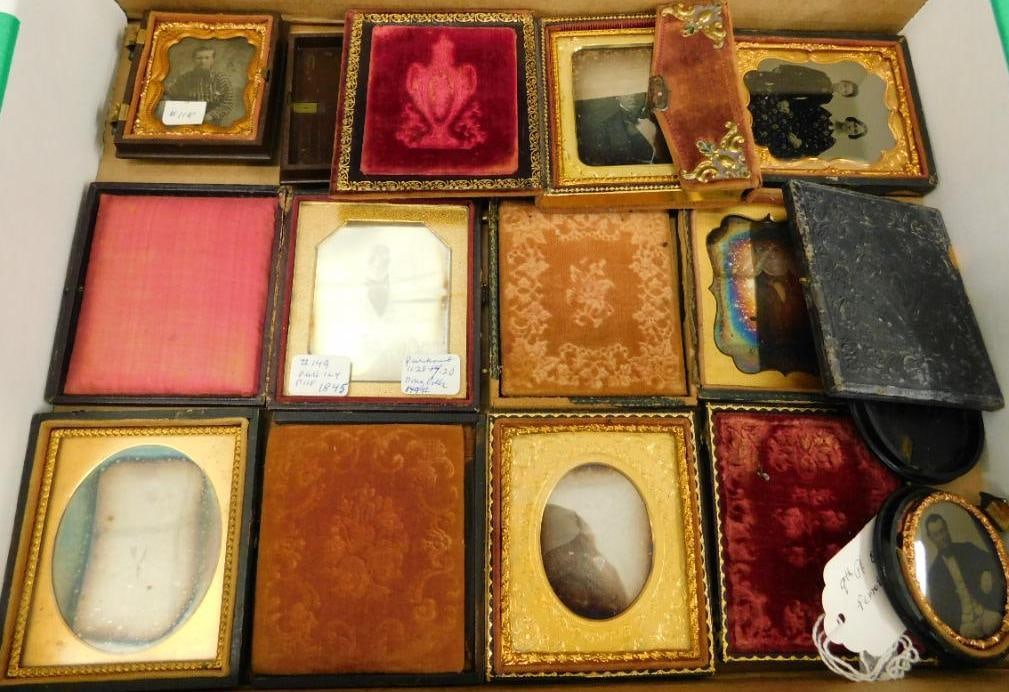 Box Lot With 8 Daguerreotype - Tin Types and Others (1 of 11)
