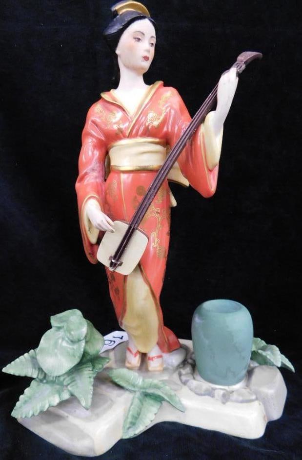 Franklin Mint - Fine Porcelain - Manabu Saito - "Akemi - Princess of Chrysanthemums": 11" Tall - See Photos For Condition and Details