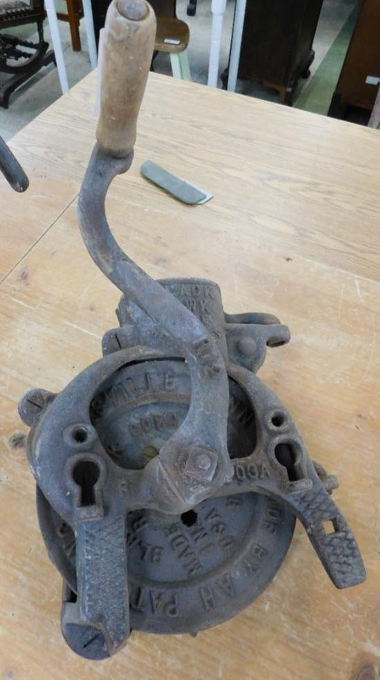 Vintage Cast Iron Corn Sheller - 11" x 14" x 10" (1 of 10)
