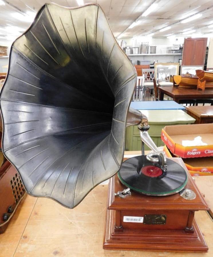 Vintage Victor Talking Machine Co. - Victor Table Top Crank Phonograph with Horn (1 of 14)