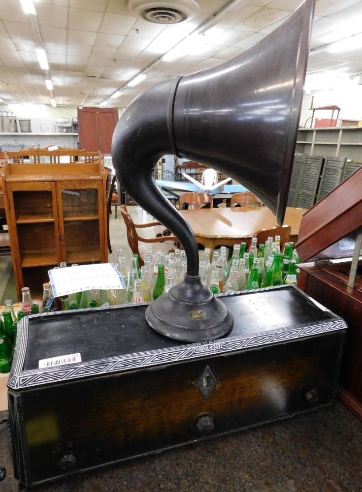 RCA Radiola 33 Radio - Comes On no Music (1 of 10)