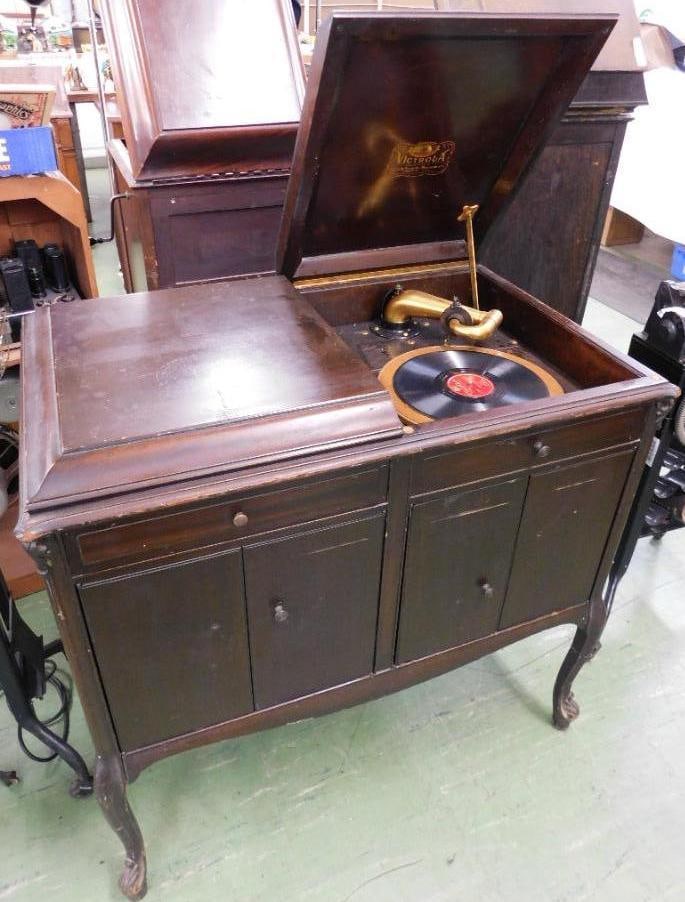 Victor Talking Machine Co. - Floor Model Victrola - VV-XI - Plays Good - Side Storage (1 of 13)