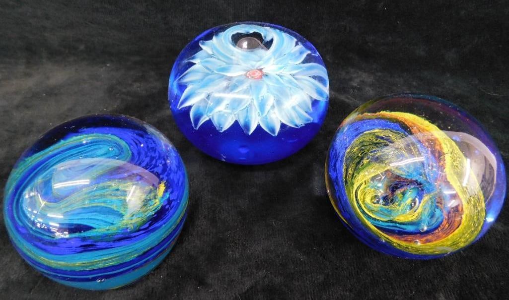 Group of 3 Vintage Studio Art Glass Paperweights - Unsigned - 2.5" to 2.75" Tall: See Photos For Condition and Details