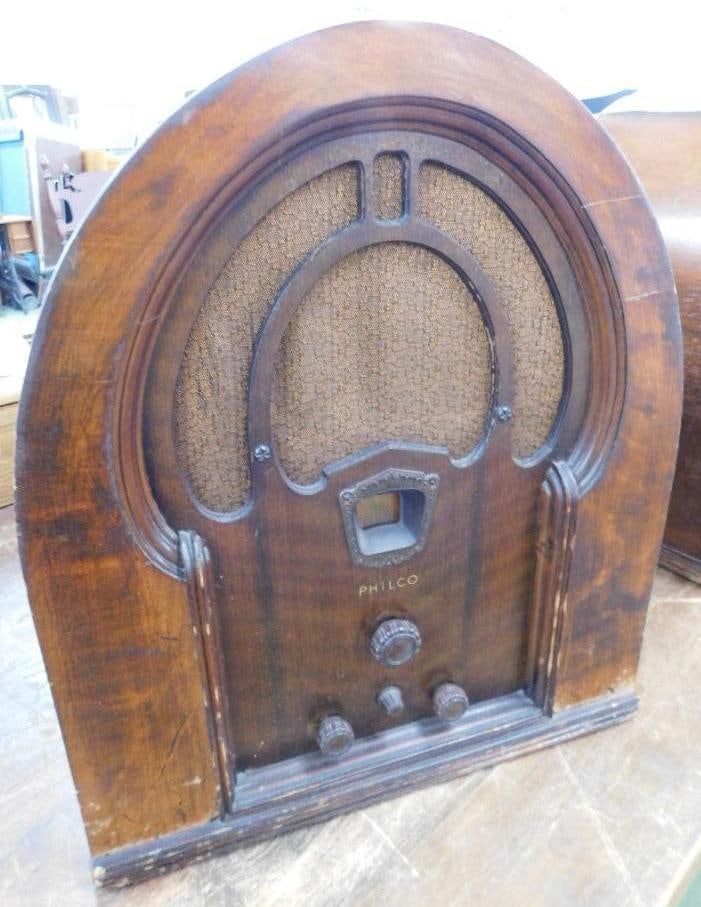 Vintage Philco Table Top Tube Radio - 18.5" x 15.5" x 10" (1 of 10)