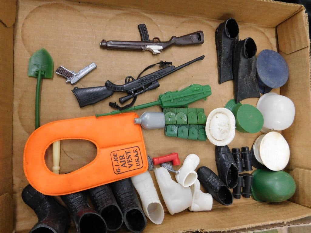 Vintage G.I Joe Jeep - Trailer - Spot Light and Accessories - 12