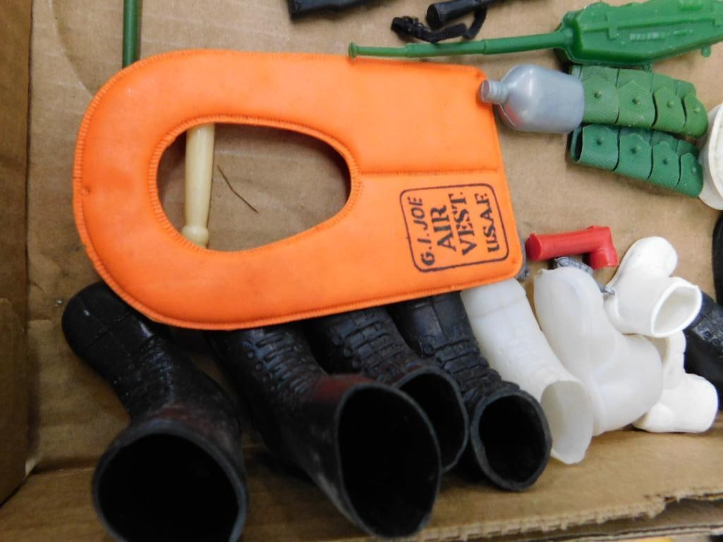 Vintage G.I Joe Jeep - Trailer - Spot Light and Accessories - 16