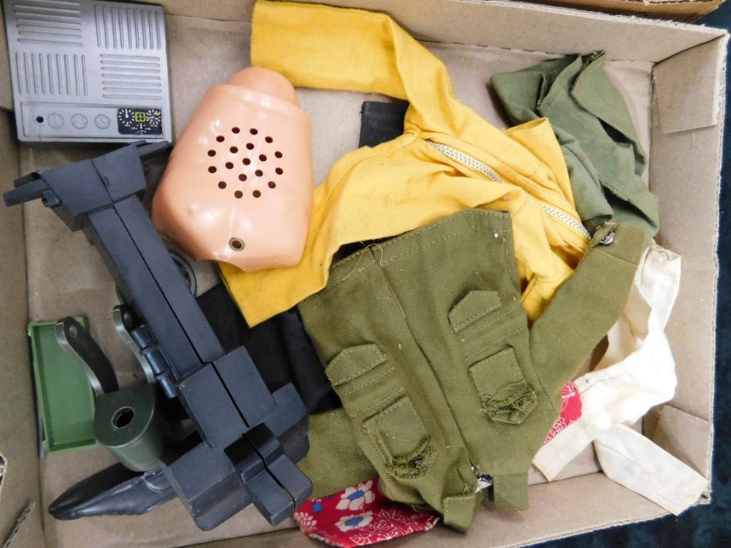 Vintage G.I Joe Jeep - Trailer - Spot Light and Accessories - 17