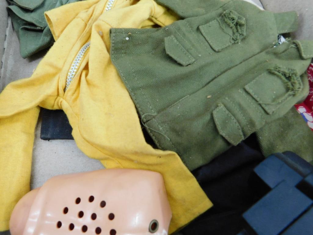 Vintage G.I Joe Jeep - Trailer - Spot Light and Accessories - 19