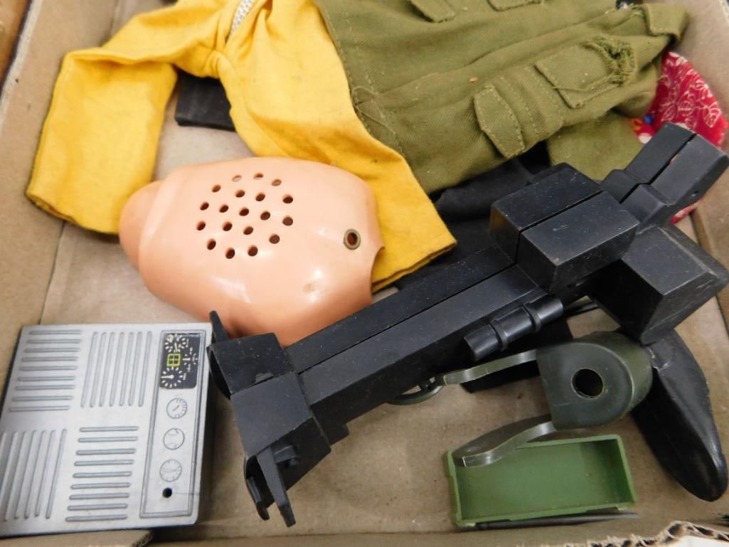 Vintage G.I Joe Jeep - Trailer - Spot Light and Accessories - 20