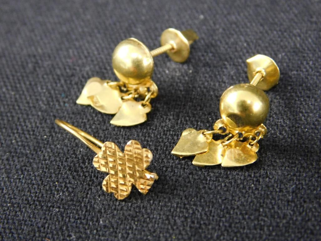 22K Yellow Gold - 1 Pair of Earrings and 1 Single - 1.02 Grams - 5